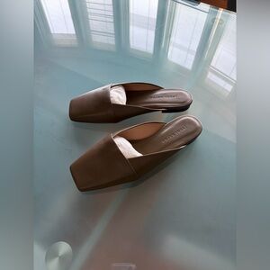 NWOB. $545 Jenni Kayne Mia Mule Leather Square Toe Flat Shoe Earthen Green Sz 39